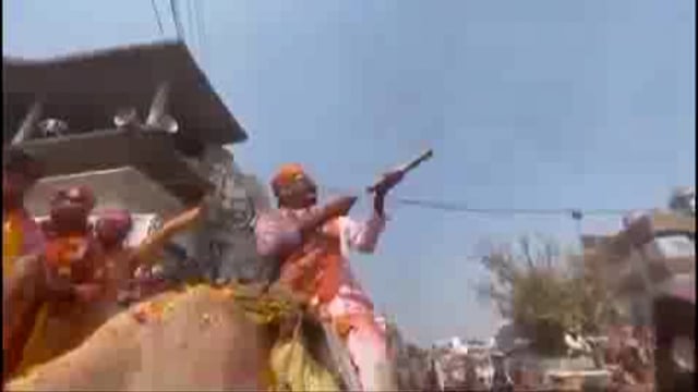 लखनऊ....
*यूपी के डिप्टी सीएम ब्रजेश पाठक ने लखनऊ में ऊंट पर बैठकर होली खेली।*