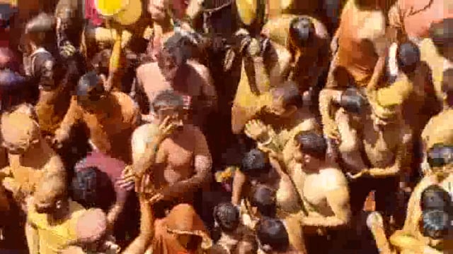 विश्व प्रसिद्ध ब्रज के राजा दाऊजी महाराज के हुरंगे का आयोजन हुआ जिसे देखने के लिए देश-विदेश से श्रद्धालुओं की भीड़ उमडी