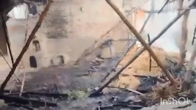 अज्ञात व्यक्ति ने छप्पर से बने घर में लगाई आग घर गृहस्ती का सारा सामान जलकर काग हुई शिकायत जांच पड़ताल में जुटी पुलिस