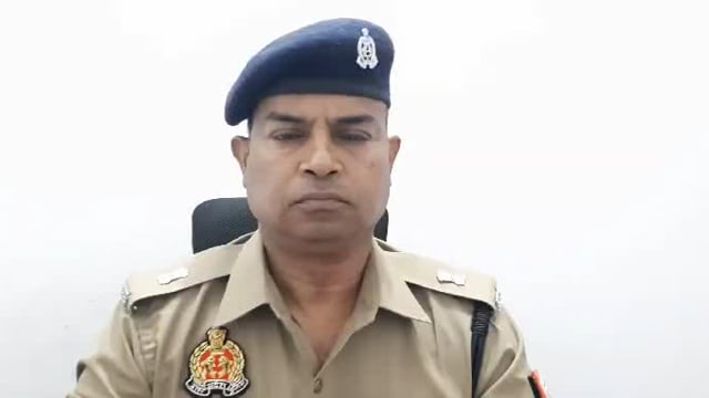 युवती ने लहराया तमंचा, पुलिस जांच में जुटी।