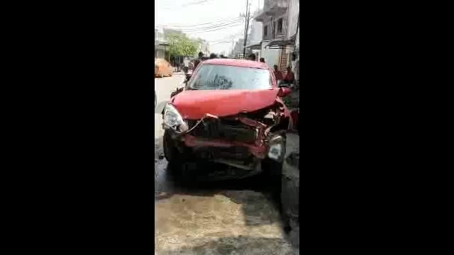 बनशेळकी रोड येथे कारची दुकानाच्या शटरला धडक,कार मधील चार व्यक्ती बालबाल बचावले