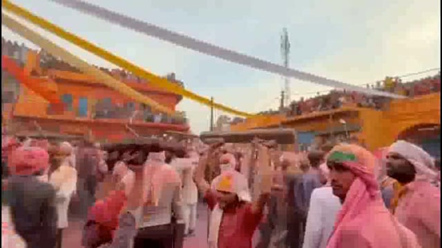 नंदगांव के  हुरंगा में लंहगा चुनरी में सज धज कर पहुंचीं हुरियारिनों ने गिडोह के हुरियारों पर बरसाईं प्रेम रूपी लाठियां।