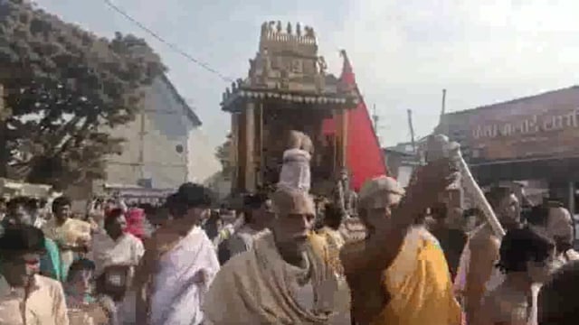 वृंदावन के ब्रह्मोत्सव मेला में सोने की पूर्ण कोठी पर विराजमान होकर भगवान रंगनाथ व माता गोदा ने भक्तों को दिए दर्शन।