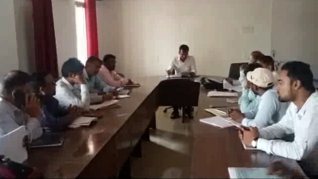 लोकसभा चुनाव की तैयारीयों को लेकर अमरपुर प्रखंड मुख्यालय में बीडीओ ने सेक्टर पदाधिकारीयों के साथ की बैठक