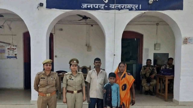 बलरामपुर सादुल्लाहनगर एंटी रोमियो टीम ने गुमशुदा बच्चे को परिजनों से मिलाया।