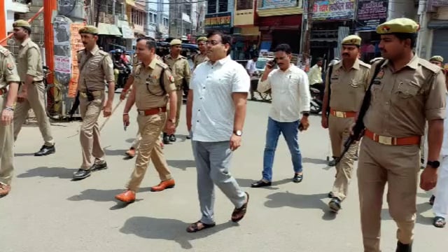 जनपद में हाई अलर्ट, डीएम एसपी एएसपी ने किया पैदल गस्त, सुरक्षा व्यवस्था को लेकर ज़िला प्रशासन अलर्ट 