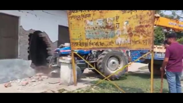 Bahraich ब्रेकिंग न्यूज़ ट्रैक्टर ट्राली अनंत्रित होकर मकान के अंदर घुसी