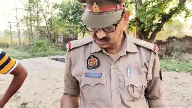 मऊ जिला की पुलिस टीम जगह-जगह पर कर गाड़ियों की चेकिंग चालू है