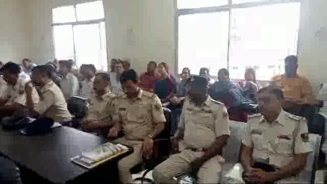 अमरपुर प्रखंड मुख्यालय में लोकसभा चुनाव की तैयारीयों को लेकर अपर समाहर्ता ने सेक्टर पदाधिकारी व बीएलओ के साथ की बैठक