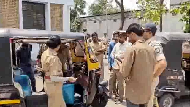 नियमांचं पालन न करणाऱ्या 54 ऑटोरिक्षावर 3 लाख 70 हजारांचा दंड आकारण्यात आला,पोलीस निरीक्षक करण सोनकवडे