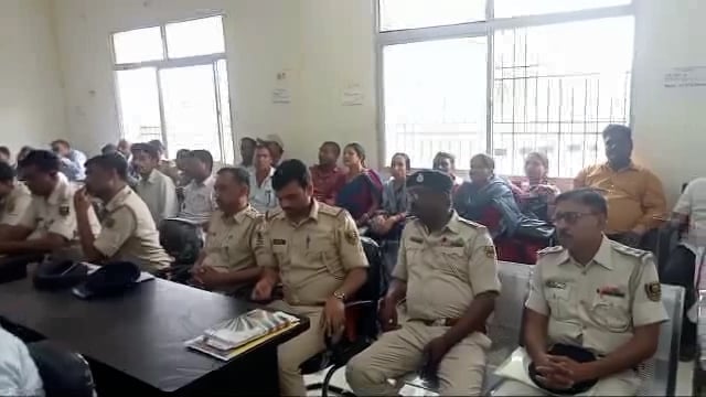 अमरपुर प्रखंड मुख्यालय में अपर समाहर्ता ने सेक्टर पदाधिकारी व बीएलओ के साथ की बैठक