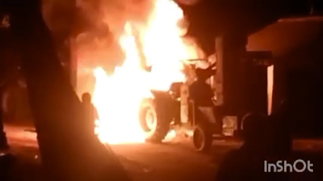 अज्ञात कारणों से सहन दरवाजे पर खड़ें ट्रैक्टर में लगी आग ट्रैक्टर हुआ जलकर खाक बड़ी मशक्कत के बाद आग पर पाया गया काबू
