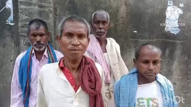 सूरजगढ़ा -बासगीत पर्चा की जमीन पर आवास निर्माण योजना अंतर्गत किए जा रहे  कार्य को जबरन रोका गया।