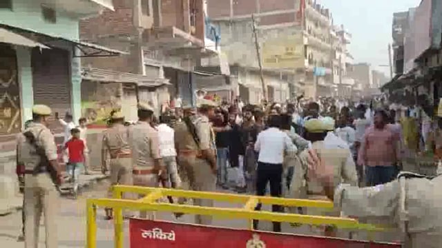 मोहम्मदाबाद में मुख्तार के समर्थक और पुलिस के बीच नोकझोंक और धक्का-मुक्की हुई,
मोहम्मदाबाद में मुख्तार अंसारी के जनाजे से पहले उनके समर्थक बेकाबू हुए।