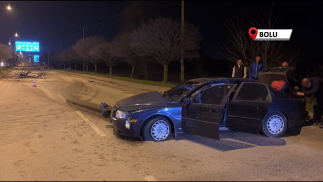 İki Ağacı Kökünden Söken Otomobil, Karşı Şeride Uçtu