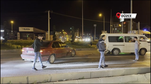 Otomobil Kırmızı Işıkta Bekleyen Minibüse Çarptı 1 Yaralı