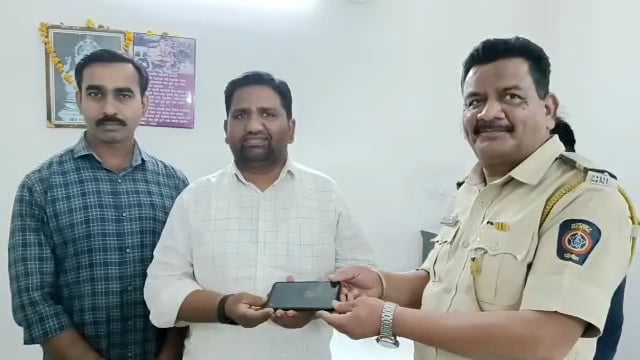 हरवलेल्या मोबाईलचा 3 महिन्या नंतर लागला शोध,शहर पोलिसांनी केला सुपूर्द