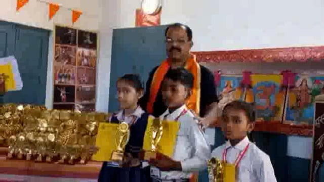 जलालाबाद के सरस्वती शिशु मंदिर में छात्र छात्राओं को वितरण किया गया परीक्षा फल वा उपहार ,बच्चों के खिले चेहरे