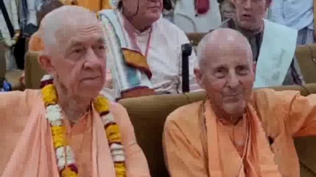 वृंदावन स्थित इस्कॉन गौशाला में आज चरणपादुका स्थापना कार्यक्रम संपन्न हुआ जिसमें देश-विदेश से आए हजारों श्रद्धालु