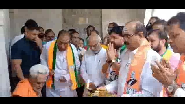 लातूर लोकसभेचे महायुतीचे उमेदवार खासदार सुधाकर शृंगारे यांनी श्री सद्गुरू उदागीर महाराजांचे दर्शन घेऊन केली प्रचार