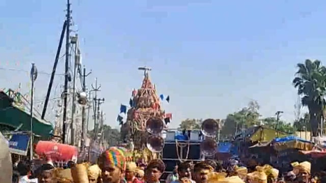 ब्रह्मोत्सव के सातवें दिन चंदन के 50 फीट ऊंचे विशालकाय रथ में सवार हुए भगवान गोदारंगमन्नार ने भक्तों को दिए दर्शन। 