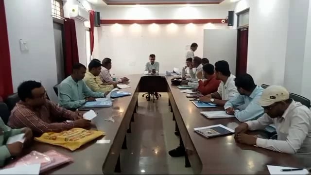 अमरपुर प्रखंड सभागार में निर्वाचन संबंधी कार्य को लेकर बीडीओ ने सेक्टर पदाधिकारीयों के साथ की बैठक