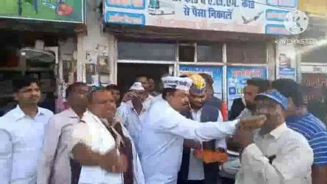 आम आदमीपार्टी संजय सिंह को सुप्रीमकोर्ट सेमिली जमानत जिला पार्टी कार्यालय परपदाधिकारीओ में खुशी एक दूसरों को खिलाई मिठाई