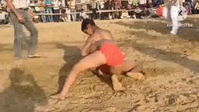 वृंदावन रथ मेला के आयोजन पर रंग केसरी पहलवानों ने दिखाया अपना हुनर।