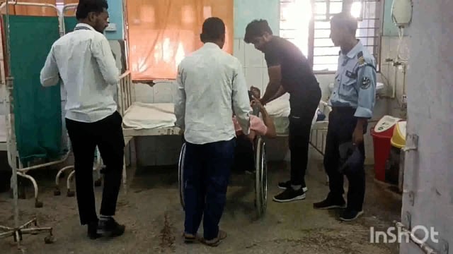 शहर के कवैया थाना क्षेत्र के बड़ी दुर्गा स्थान के समीप दो ई रिक्शा की टक्कर में एक युवक जख्मी