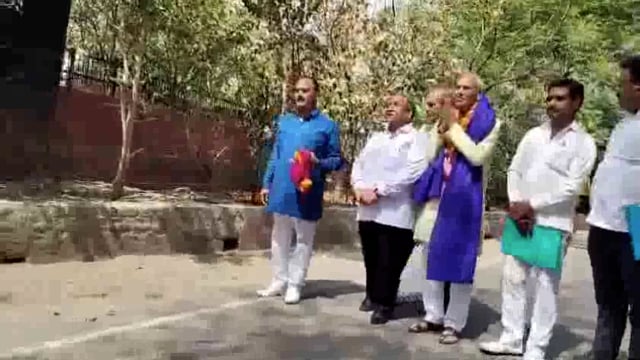 मथुरा जनपद में बुधवार को बहुजन समाज पार्टी के लोकसभा प्रत्याशी सुरेश सिंह ने अपना नामांकन किया