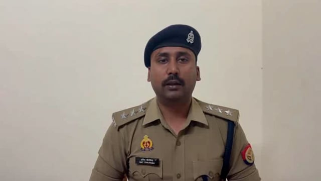 पुलिस के सामने दो पक्षों में पथराव। पथराव में पुलिस की गाड़ी का शीशा टूटा। दोनों पक्षों के आधा दर्जन से ज्यादा लोग घायल।