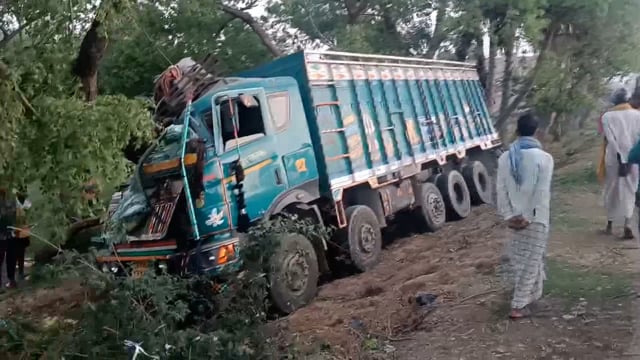 गौरा कब्रिस्तान के समीप शीशम के पेड़ से टकराकर ट्रक हुआ दुर्घटनाग्रस्त,जख्मी चालक को मायागंज भागलपुर किया गया रेफर