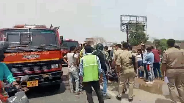 जैत के लोकेश फौजी का शव रेलवे ट्रैक पर कई टुकड़ों में मिलने पर नामजदो के खिलाफ हत्या का मुकदमा दर्ज किया रोड जाम 