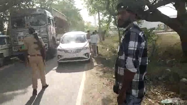 उड़न दस्ता टीम ने चलाया सघन चेकिंग अभियान।

गुरुवार को संतकबीरनगर लोकसभा क्षेत्र के बिड़हर मार्ग पर चहोडा़ के पास उड़न दस्ता द्वारा चार पहिया वाहनों को रोककर सघन चेकिंग अभियान चलाया गया
वाहनों की डिक्की वह अंदर रखे सामानों की तलाशी भी ली गई।