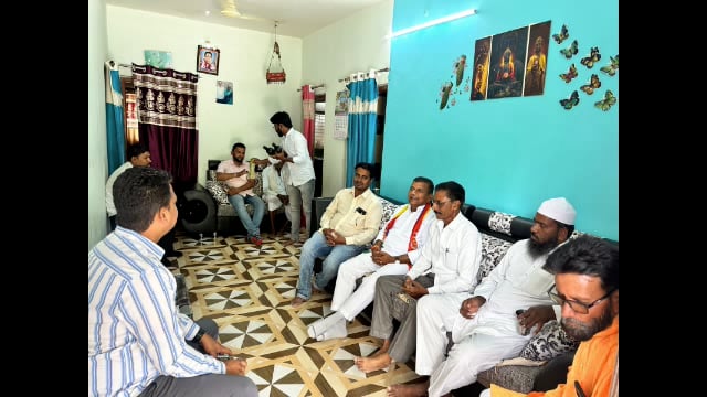 वंचित बहुजन आघाडीचे उमेदवार नरसिंगराव उदगीरकर यांनी देवणी शहरात घेतल्या कार्यकर्त्यांच्या भेटी गाठी