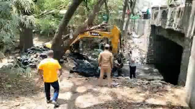 उद्यम नगर में नाले की सफाई करते समय एक आदमी का शव सडाहुआ मिला उस को शिर नहीं है पोलीस जाच करी रही है