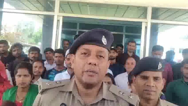 अम्बेडकरनगर  !! मोबाइल रिकवरी सेल टीम द्वारा गुमशुदा/चोरी कुल 185 मोबाइल (कीमत लगभग 37 लाख रूपये) रिकवर कर मोबाईल धारकों को सुपुर्दगी के सम्बन्ध मे पुलिस अधीक्षक डॉ कौस्तुभ द्वारा आज प्रेस वार्ता में दी गई जानकारी।