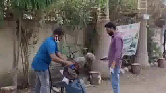 रस्त्यावर जीवन जगत असलेल्या वृद्ध व्यक्तीला बेघर निवारा केंद्रात जीवन जगण्याचा मिळाला आधार