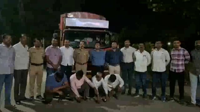 कत्तलीसाठी अवैध पणे गोवंश घेऊन जात असताना पोलिसांची कारवाई चार जण ताब्यात