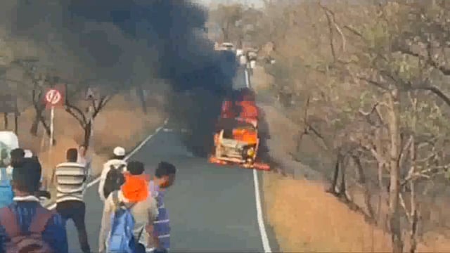 केमिकलने घेऊन जाणारी महिंद्रा पिकप रस्त्यात जळाली