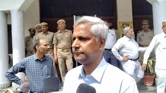 जिलाधिकारी शैलेंद्र कुमार द्वारा लोकसभा के द्वितीय चरण के नामांकन को लेकर जानकारी दी गई