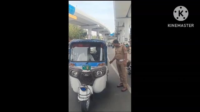 ट्रैफिक पुलिस का मानवीय कार्य मानव सेवा से बढ़कर नहीं कोई देखा जा रहा है आगरा शहर में