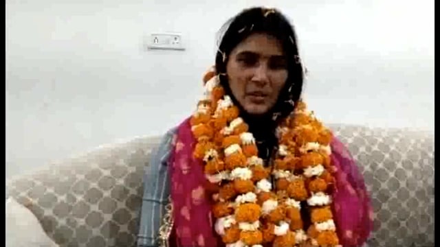 मथुरा से निर्दलीय प्रत्याशी पिंकी ने किया नामांकन, समर्थकों ने फूल मालाओं से किया स्वागत।