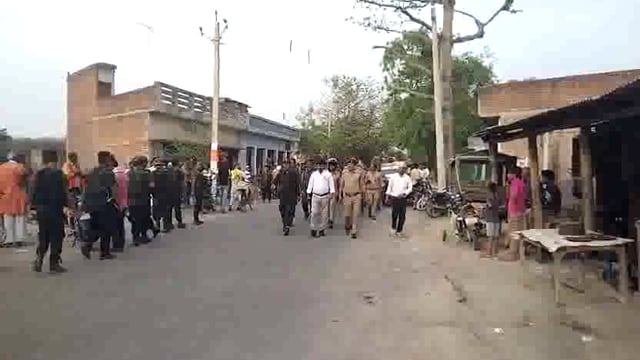 पुलिस के साथ अर्धसैनिक बल के जवानों ने किया पैदल मार्च।
आगामी लोकसभा चुनावों व क्षेत्र में कानून एवं शांति व्यवस्था को बनाए रखने तथा निष्पक्ष एवं शांतिपूर्ण मतदान के लिए पुलिस व प्रशासन विशेष सतर्कता और चौकसी बरते हुए हैं। आलापुर थाना क्षेत्र डगडगवा चौराहा इलाके सहित अन्य ग्रामीण क्षेत्रों में पुलिस और अर्धसैनिक बल के जवानों ने सहायक रिटर्निंग ऑफिसर सीओ आलापुर राम बहादुर सिंह के नेतृत्व में पैदल मार्च कर लोगों को कानून व शांति का संदेश दिया।