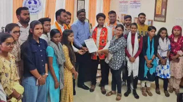 बीकॉम भाग तीन च्या परीक्षेत मधील प्रश्नपत्रिका झालेला गोंधळस अधिकाऱ्यास जबाब दार धरून सरसकट मार्क द्यावे शिवसेना उबाठा 