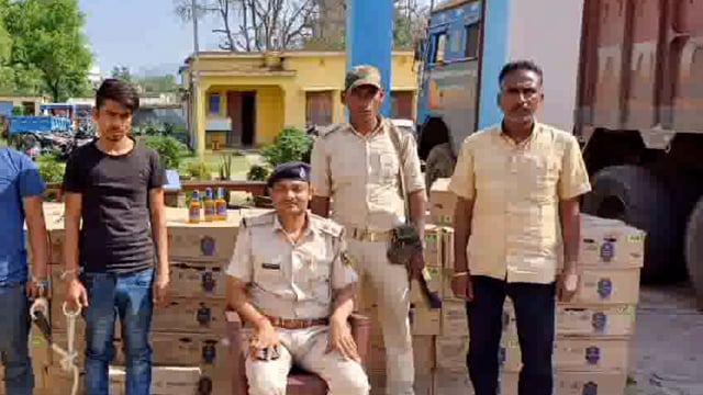 पुलिस ने एक दस चक्का ट्रक से 82 कार्टून विदेशी शराब बरामद कर दो शराब तस्कर को भी हिरासत लेकर जेल भेज दिया।