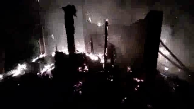 कुमरा गांव में एक घर में आग लगने से लाखों की संपत्ति जलकर हुई राख बाल बाल बचे घर वाले