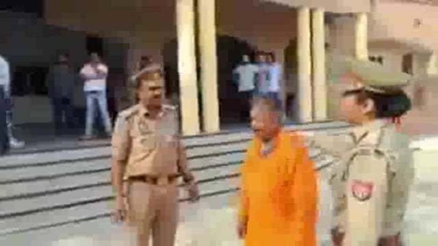 Amroha jila mein auto Riksha Chalak ka Loksabha namank nirast hua  DM Karyalay Ke Samne Foot foot kar Rone laga aur aatmdah k dhamki de raha tha Kah Raha Tha BJP pratyashi Ne Mera namankan nirast karaya