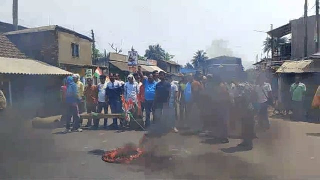 এনআইএ তৃণমূল কংগ্রেসের ২ নেতাকর্মীকে মিথ্যে মামলা দিয়ে গ্রেপ্তারের ফলে ,আজ রাস্তায় বিক্ষোভ মিছিল করছেন তৃণমূল সমর্থক,