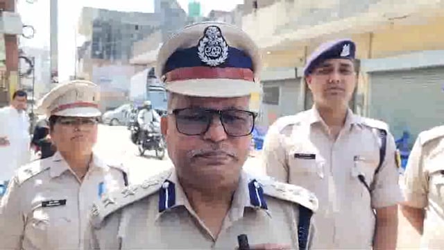 जनपद संभल के सीआरपीएफ जवान की प्रतिमा पर पुष्प अर्पित कर दी श्रद्धांजलि कमांडेंट पहलाद पासवान ने दी जानकारी |